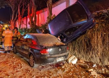 Carro atravessa muro e cai sobre outro veículo no Piteiras em Barra Mansa