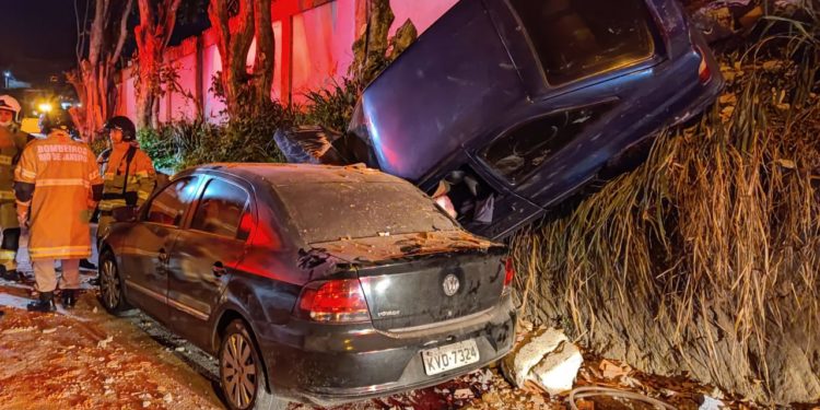 Carro atravessa muro e cai sobre outro veículo no Piteiras em Barra Mansa