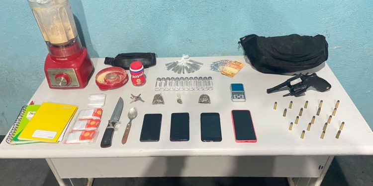 GAT I estoura casa do tráfico e prende quatro homens com arma, munição e drogas no Vila Rica/Três Poços
