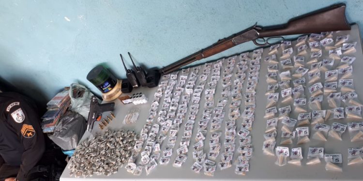 5° CPA: PM apreende pistola 9mm, rifle, munições e drogas no Volta Grande