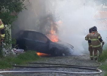 Carro pega fogo na Vila Brígida