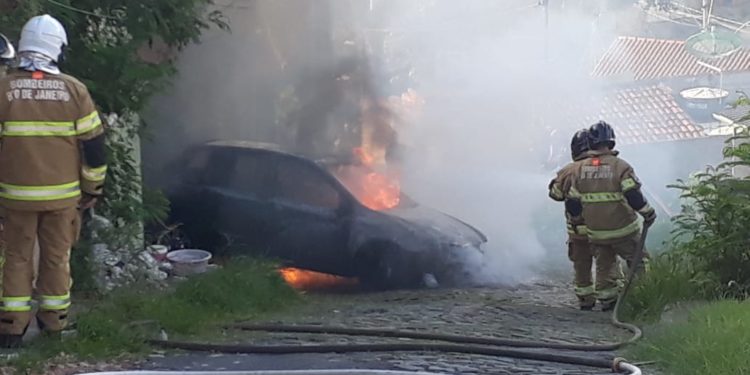 Carro pega fogo na Vila Brígida