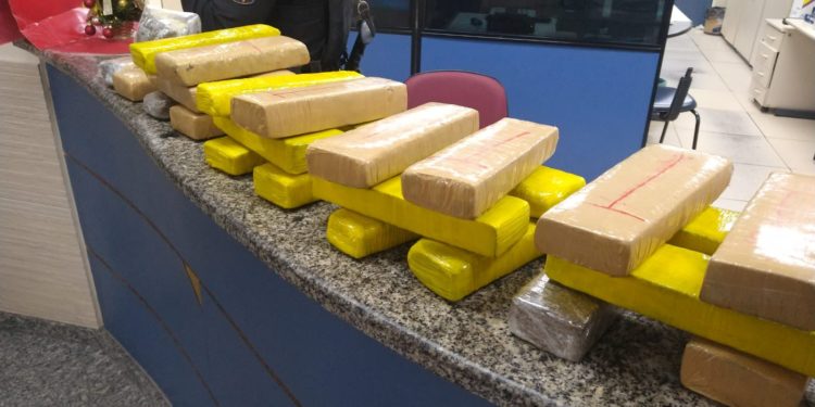 PM prende homem com 20kg de maconha saindo da Vila Brasília