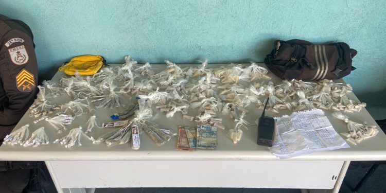 PM troca tiros, prende dois e estoura boca de fumo do Coqueiros