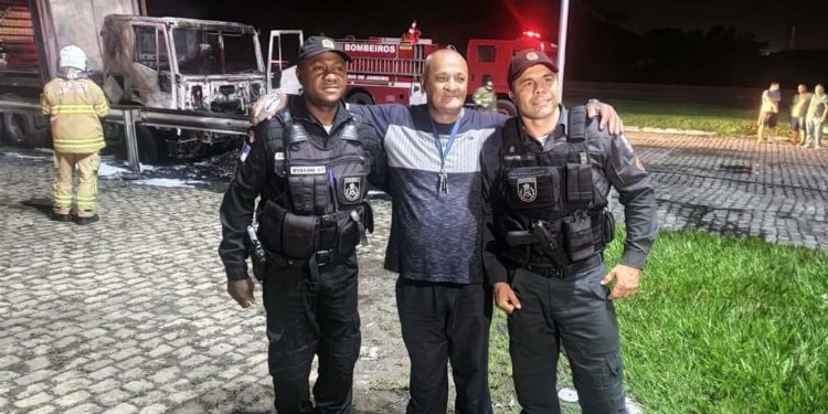 PM salva motorista da morte durante incêndio em carreta na Flumidiesel