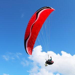 Homem é preso tentando vender parapente furtado na orla da Barra da Tijuca