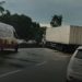 Carreta sobe na mureta e fica atravessada na Dutra em Piraí. Veja o vídeo