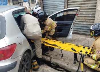 Dois ficam feridos após colisão de carro com muro na Homero Leite em BM