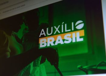 Beneficiários do Auxílio Brasil com NIS final 4 recebem nesta quarta