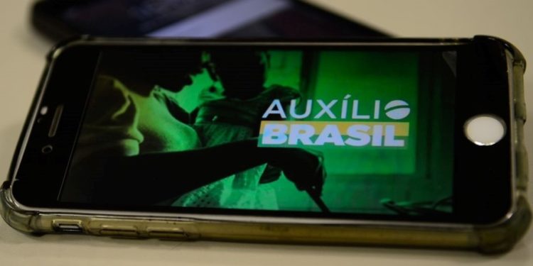 Caixa paga Auxílio Brasil para beneficiários com NIS final 2