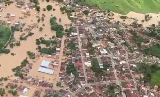 Sul da Bahia de baixo d’água: ao menos 3 pessoas morreram e dezenas estão desabrigadas