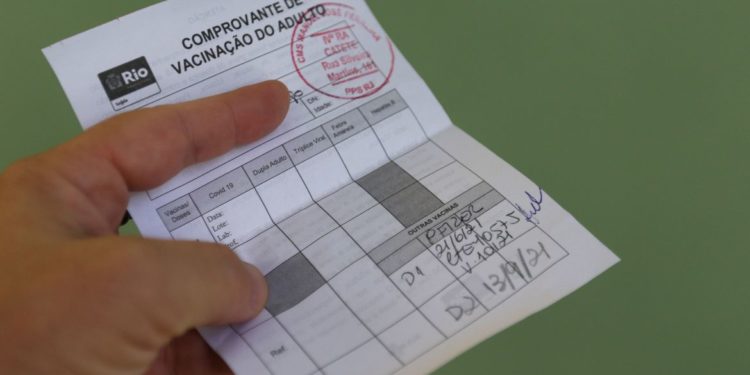 STF determina exigência de comprovante de vacina para entrar no país