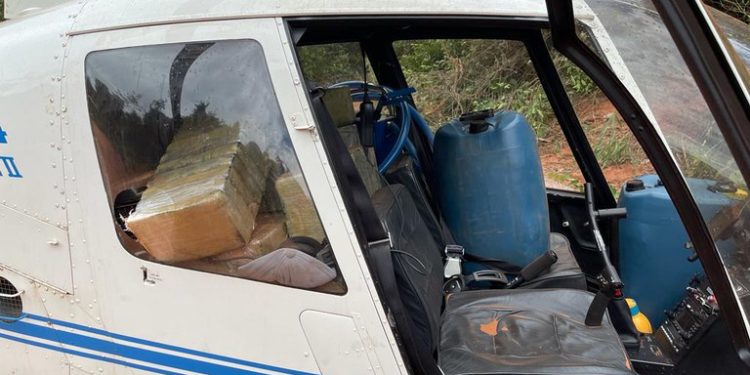 PF apreende helicóptero com cerca de 200 quilos de cocaína