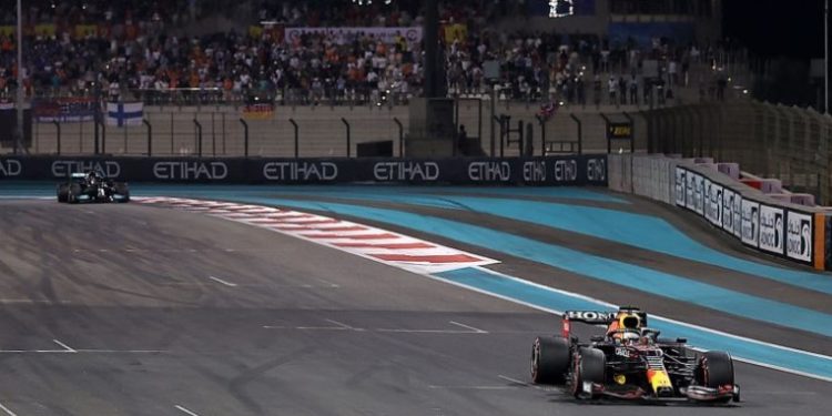 Verstappen passa Hamilton no fim e é campeão da F1 de forma incrível em Abu Dhabi