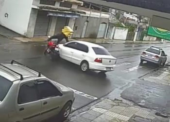 Câmera flagra acidente entre carro e moto em Volta Redonda