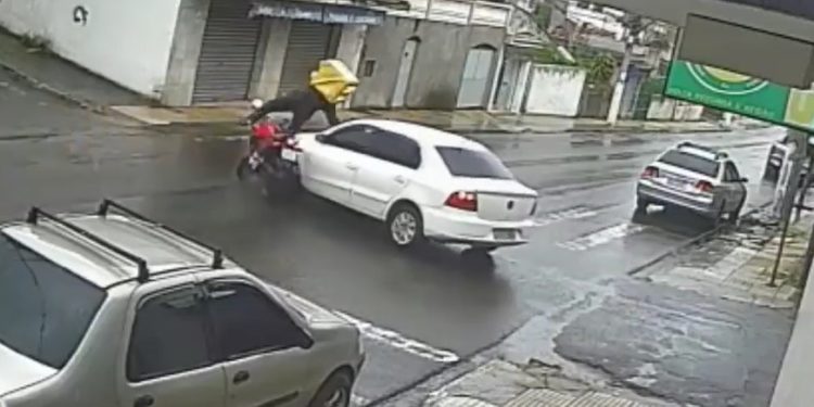 Câmera flagra acidente entre carro e moto em Volta Redonda