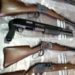 Homem é preso com arsenal de guerra: 19 armas, 1,8 mil munições e drogas