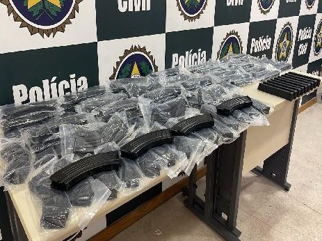 Polícia Civil intercepta caminhão que transportava mais de 100 carregadores de fuzil e pistola