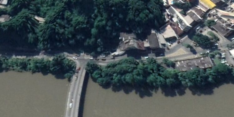 Acidente na saída da ponte deixa mulher ferida e da nó no trânsito de Barra Mansa