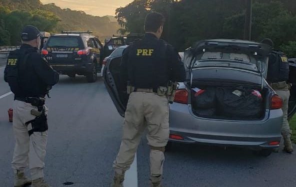 PRF apreende 120kg de cocaína e 55kg de maconha que iriam para Rio das Ostras