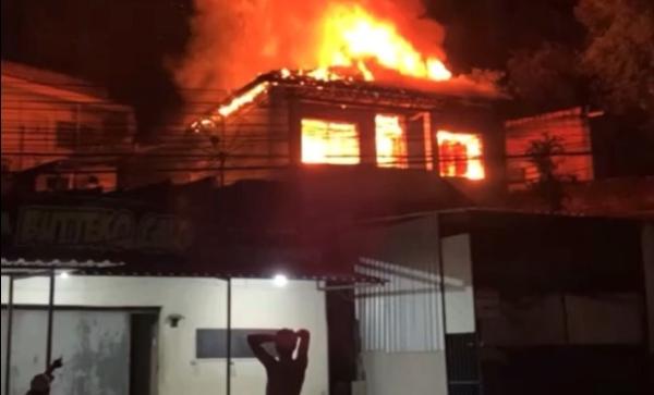 Casa pega fogo em Barra Mansa