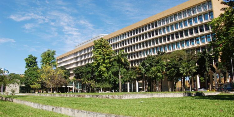 Covid-19 e gripe levam universidades a suspender aulas presenciais