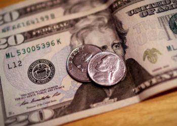 Dólar cai para R$ 5,46 e fecha no menor valor em dois meses