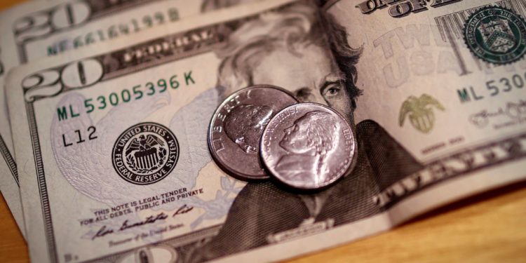 Dólar cai para R$ 5,46 e fecha no menor valor em dois meses