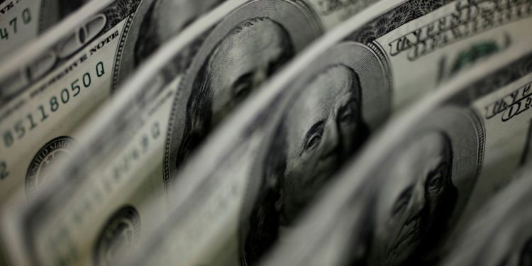 Dólar cai para R$ 5,41 e continua no menor valor em dois meses