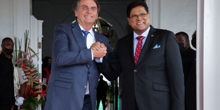 Bolsonaro oferece apoio da Petrobras à exploração de petróleo no Suriname