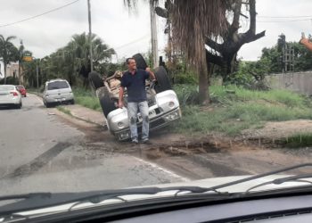 Carro fica capotado após acidente na Ponte Alta. Veja o vídeo