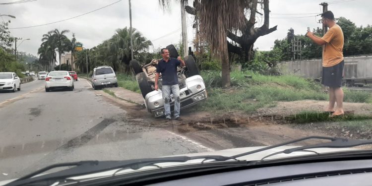 Carro fica capotado após acidente na Ponte Alta. Veja o vídeo