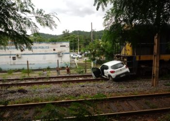 Vídeo mostra o exato momento em que carro atinge trem da MRS em Barra Mansa