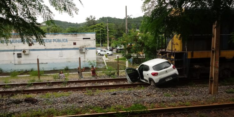 Vídeo mostra o exato momento em que carro atinge trem da MRS em Barra Mansa