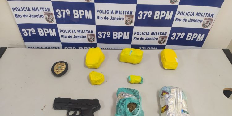 Investigação da P2 prende homem com drogas e simulacro de pistola em Resende
