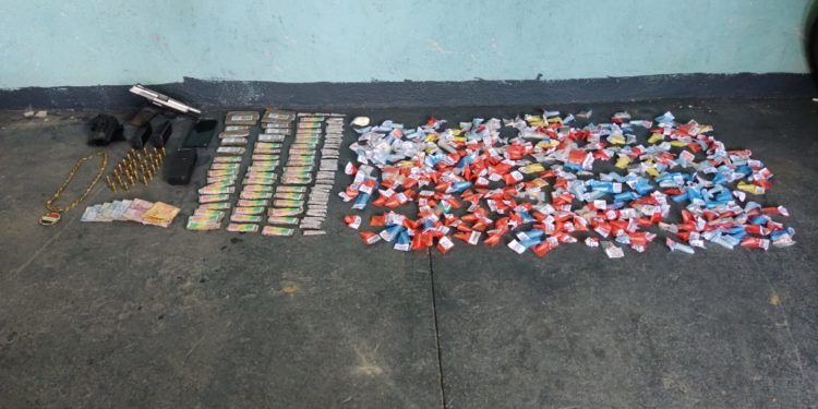 Operação da PM no Belmonte tem dois presos, arma e cerca de 400 pinos de cocaína