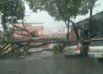 Temporal causa alagamentos e destruição em Volta Redonda. Veja os vídeos impressionantes