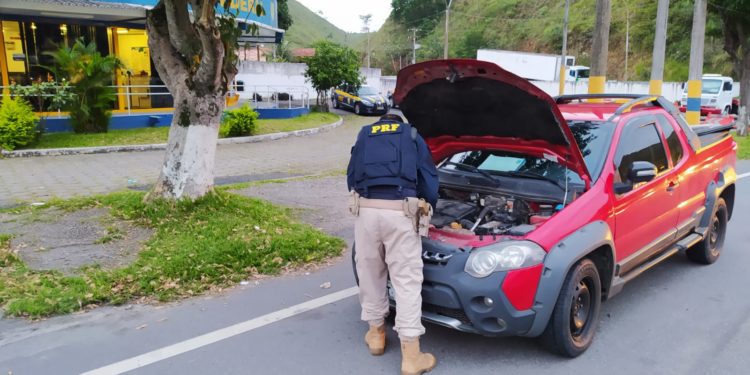 PRF prende dois homens com caminhonete furtada na Dutra em Piraí