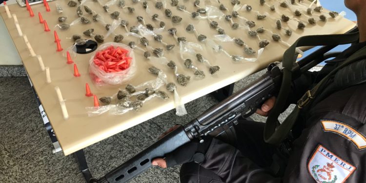 Traficante é preso com maconha e cocaína em Porto Real