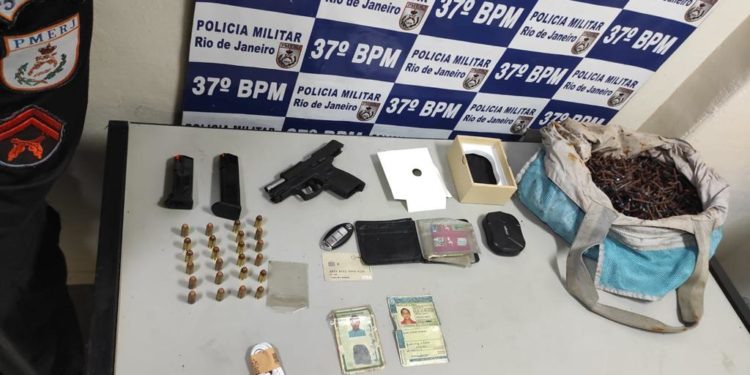 PM encontra pistola e artefatos usados para furar pneus em carro de bandidos em Resende