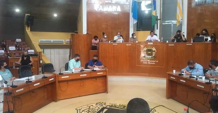 Câmara transmite sessão pela Internet e mantém restrições contra Covid