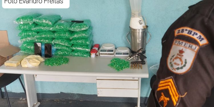 Volta Redonda: operação da PM apreende pistola e 2,6kg de cocaína no São Sebastião