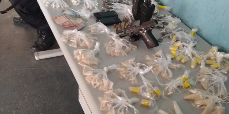 PM prende dois homens com arma e drogas no Belo Horizonte, em Volta Redonda