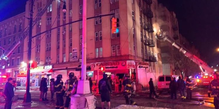 Incêndio em Nova York deixa 19 mortos, nove deles crianças