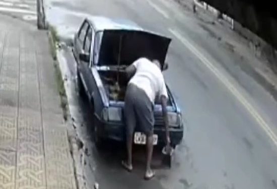 Câmera flagra ladrão furtando equipamentos de carro em plena luz do dia em Volta Redonda