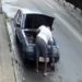 Câmera flagra ladrão furtando equipamentos de carro em plena luz do dia em Volta Redonda