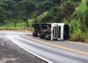 Carreta carregada de ração tomba na RJ-155 em Rio Claro. Veja o vídeo