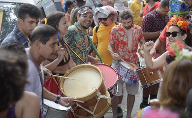 Com novos casos de covid-19, Rio cancela blocos de rua no carnaval