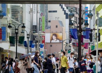 Japão tem recorde de 27 mil casos de covid; governo avalia restrições