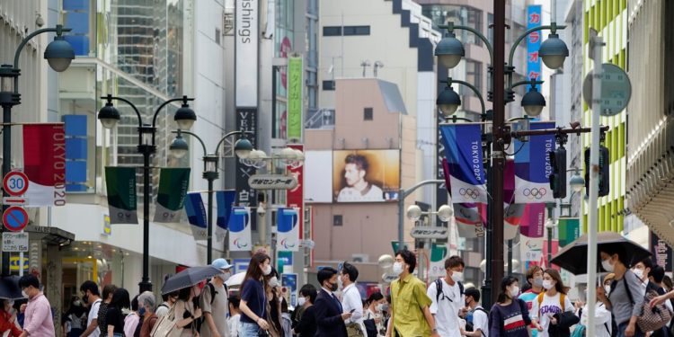 Japão tem recorde de 27 mil casos de covid; governo avalia restrições